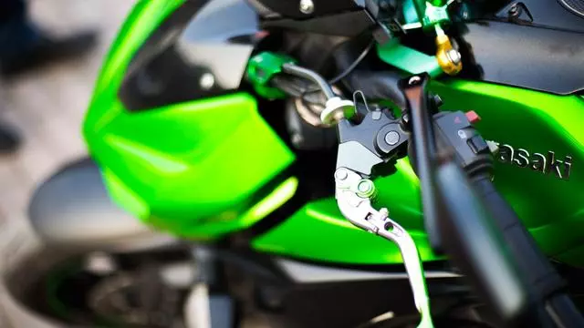 川崎Z1000,油耗8升的四眼怪獸,打得過嗎?