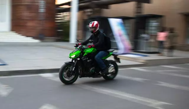 川崎Z1000,油耗8升的四眼怪獸,打得過嗎?