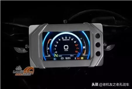 摩瑞MV-900官方圖放出,V2水冷,強勁的心臟配了一副彆扭的外觀