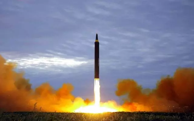 中東所有美軍基地都在飛彈射程範圍內,伊朗敢開第一槍嗎?