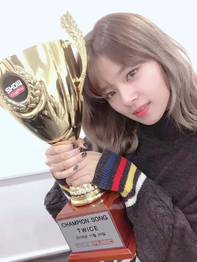 [TWICE][分享]181123 遲來的冠軍秀一位認證照開心心情溢於言表