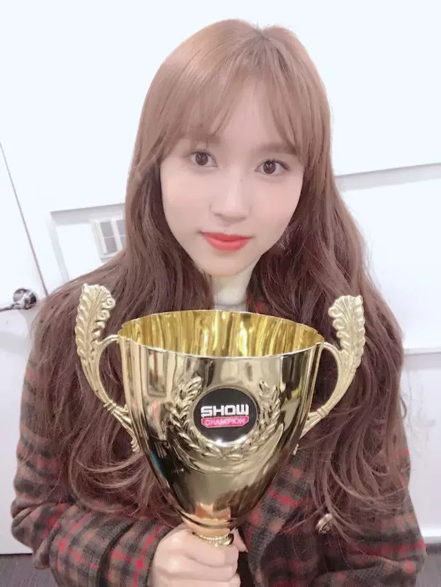 [TWICE][分享]181123 遲來的冠軍秀一位認證照開心心情溢於言表