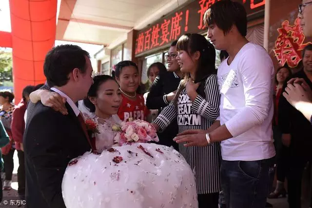 我結婚同學隨禮六百,他結婚我回禮六百,第二天收到信息,我呆住