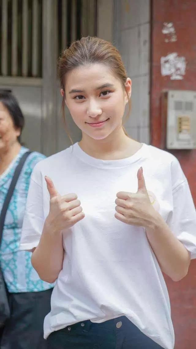【酥胸彈出水面】最美千金何超蓮曬出「胸前挖洞」超辣Bikini照,網民大呼:完美胸部曲線啊!
