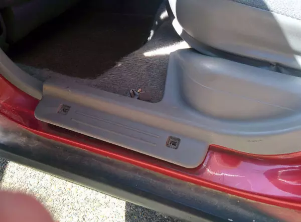 14年前買了一輛二手車 ,至今才發現座椅下面有意外之物,瞬間成…