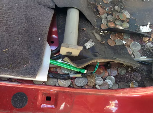 14年前買了一輛二手車 ,至今才發現座椅下面有意外之物,瞬間成…