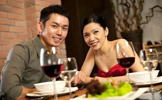 認識女友一月,她家四個人生日,給她爸過完生日,結帳時她報警了