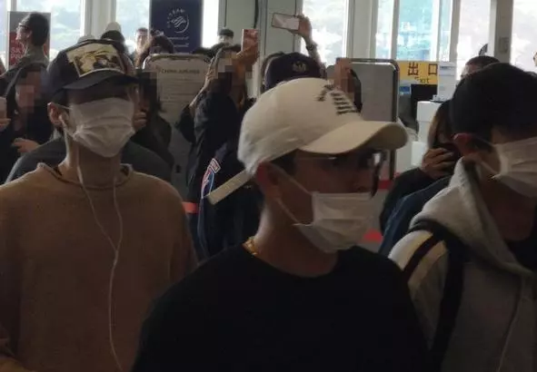 EXO燦烈世勛搭「廉航」回韓,開心亮相機場!網友:學學人家