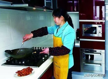 兒子車禍去世,我勸兒媳改嫁,在婚禮上瞥見新郎,我如遭雷擊
