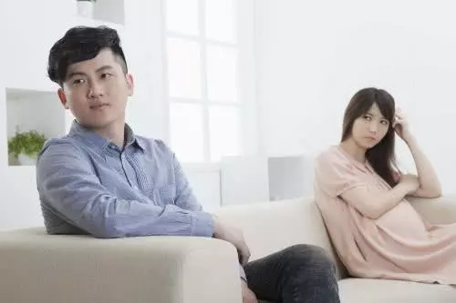 女子婚後不敢懷孕辛苦攢錢,丈夫把錢給了姑姐買房,女子感謝他