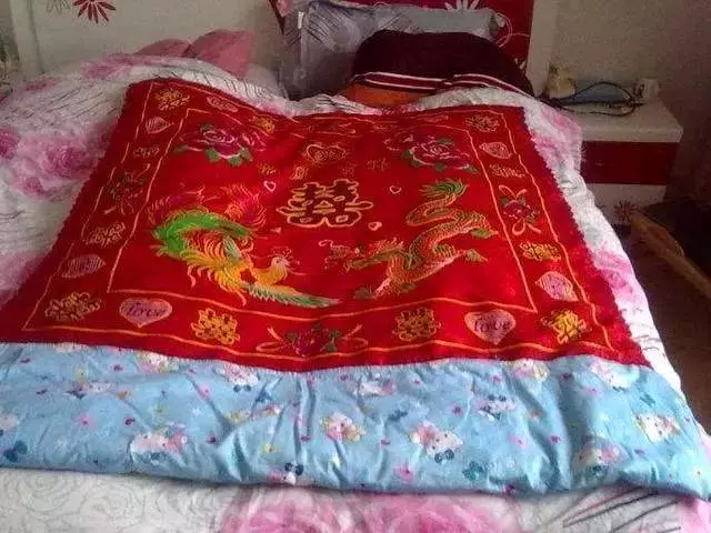 新婚夜俺主動親近,可丈夫卻抱著被子哆嗦,撕扯開後,俺自扇嘴巴