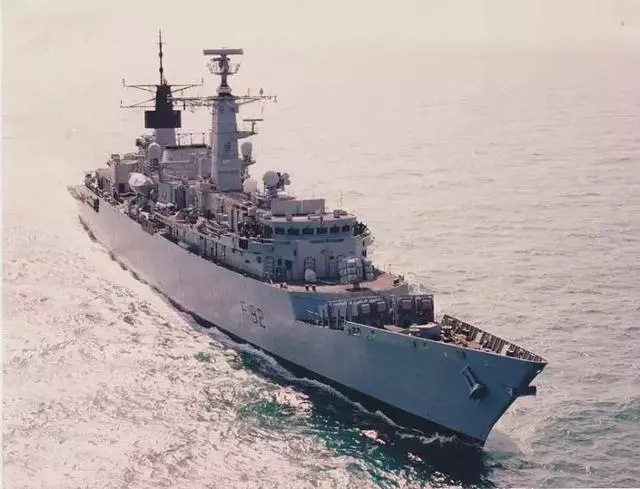 現代軍艦為何不取消艦炮,直接用飛彈呢?