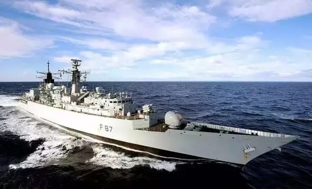 現代軍艦為何不取消艦炮,直接用飛彈呢?