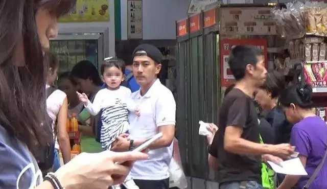 霍建華女兒,劉愷威女兒,差別待遇,網友:都不如周傑倫女兒!