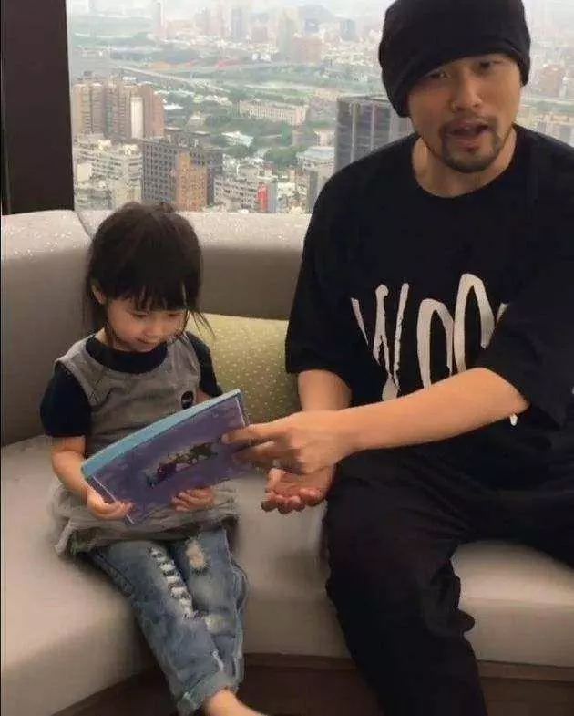 霍建華女兒,劉愷威女兒,差別待遇,網友:都不如周傑倫女兒!