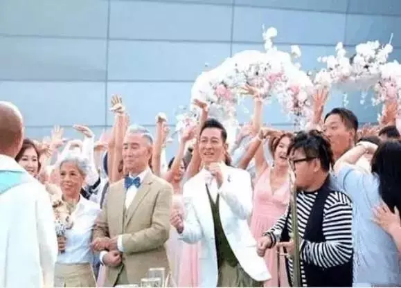 陪伴劉德華30年沒有婚禮,52歲的天王嫂不再年輕,卻是最美的女人!