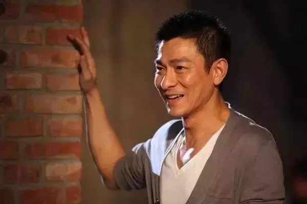 陪伴劉德華30年沒有婚禮,52歲的天王嫂不再年輕,卻是最美的女人!