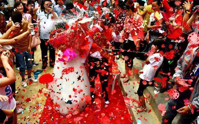 同學結婚,隨禮時錢不見了,我悄悄離開,隔天收到同學信息我愣了