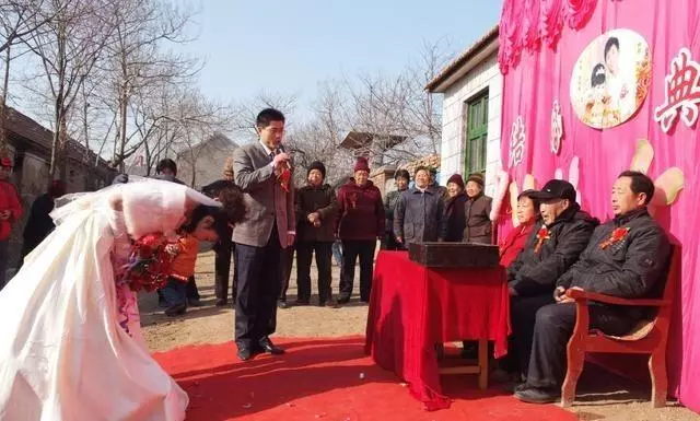 婆婆突然喊我回去吃飯,幫她下樓買了瓶醬油,聽到兩人對話後我不動聲色裝肚子疼
