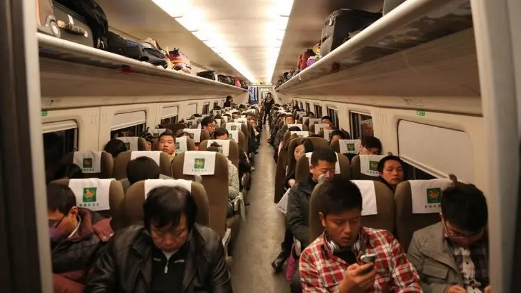女白領跟老闆坐火車出差,主動讓座給老人,隔天回到公司後,老闆:你被開除了!