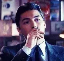 淡出影壇近10年,66歲尊龍近照曝光認不出,但是看了他年輕時的照片,網友:難怪當年被譽為東方第一美男!