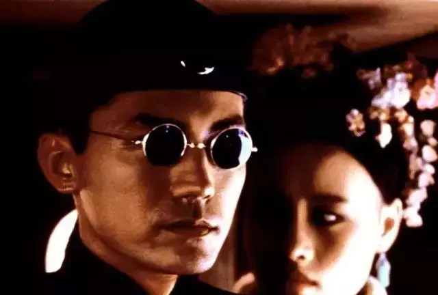 淡出影壇近10年,66歲尊龍近照曝光認不出,但是看了他年輕時的照片,網友:難怪當年被譽為東方第一美男!