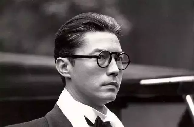 淡出影壇近10年,66歲尊龍近照曝光認不出,但是看了他年輕時的照片,網友:難怪當年被譽為東方第一美男!