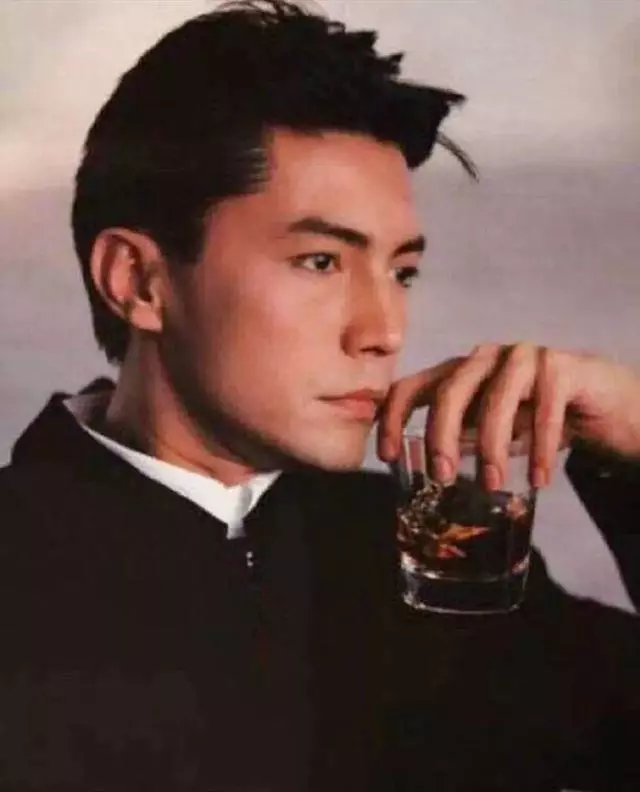 淡出影壇近10年,66歲尊龍近照曝光認不出,但是看了他年輕時的照片,網友:難怪當年被譽為東方第一美男!
