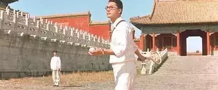 淡出影壇近10年,66歲尊龍近照曝光認不出,但是看了他年輕時的照片,網友:難怪當年被譽為東方第一美男!