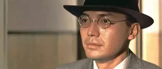 淡出影壇近10年,66歲尊龍近照曝光認不出,但是看了他年輕時的照片,網友:難怪當年被譽為東方第一美男!