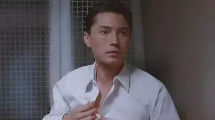 淡出影壇近10年,66歲尊龍近照曝光認不出,但是看了他年輕時的照片,網友:難怪當年被譽為東方第一美男!