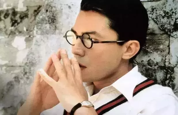 淡出影壇近10年,66歲尊龍近照曝光認不出,但是看了他年輕時的照片,網友:難怪當年被譽為東方第一美男!