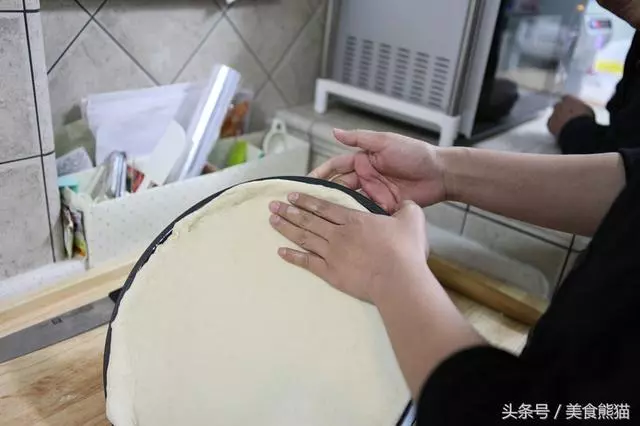 你會做雙底料披薩嗎?原來這麼簡單,一看就會,好吃還放心!