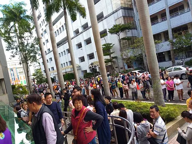 投票塞爆!宅神怒轟政府「準備不足」:領薪水是在X屁!