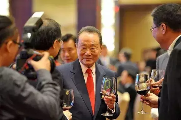 首富遭政客迫害憤而出走,卻在國家有難時挺身而出