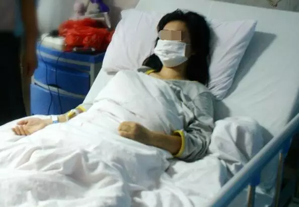 女子流產後,常說馬桶里有孩子,婆婆不信,用手電筒一照,報了警