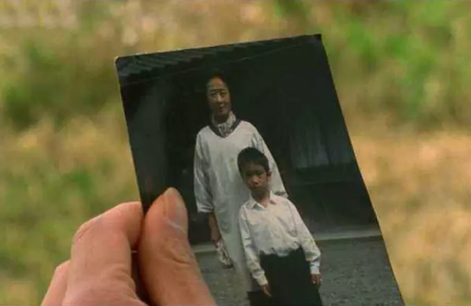 上門女婿找情人,丈母娘打斷他腿 ,抬走後,地上撿一照片,淚奔
