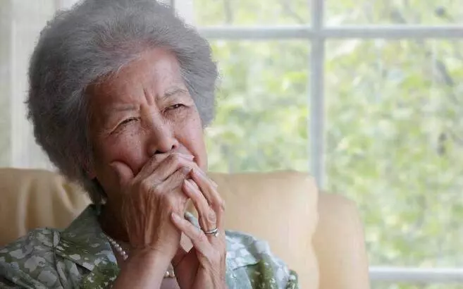上門女婿找情人,丈母娘打斷他腿 ,抬走後,地上撿一照片,淚奔