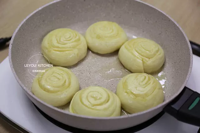 1碗麵粉、1包牛奶、1個雞蛋,烙好的餅和麵包一樣好吃