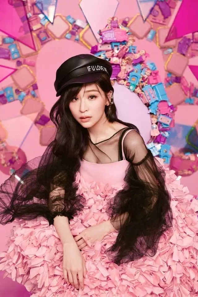 被王心凌美到了，穿黑白花邊裙甜美似少女，36歲少女感依舊很強