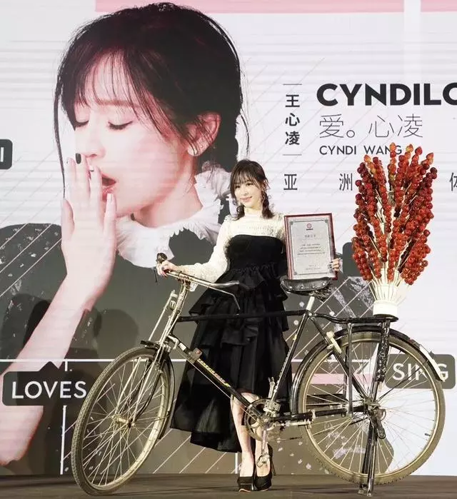 被王心凌美到了，穿黑白花邊裙甜美似少女，36歲少女感依舊很強