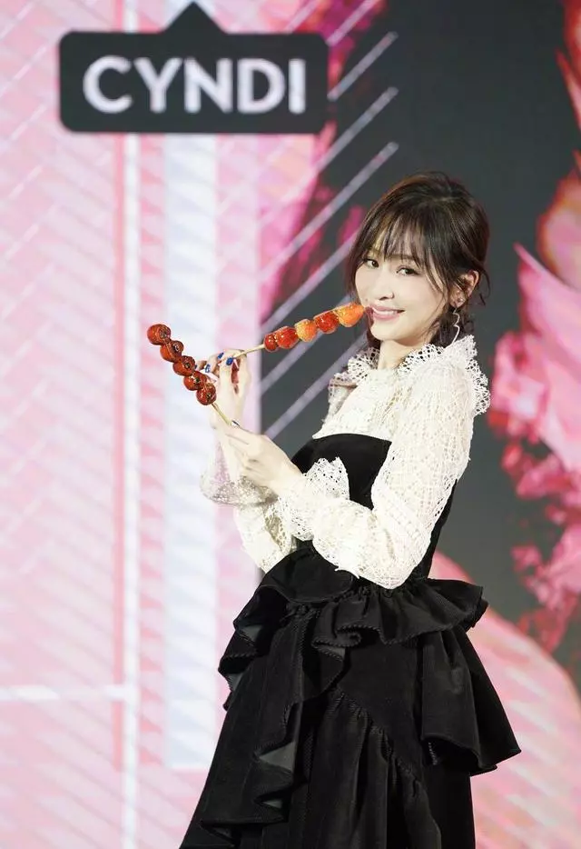 被王心凌美到了，穿黑白花邊裙甜美似少女，36歲少女感依舊很強