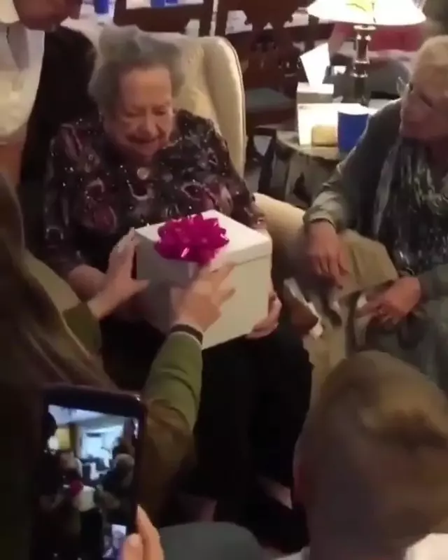 狗狗裝盒中作為阿婆生日禮物,打開盒子秒變小女孩:這是給我的嗎?好溫馨!