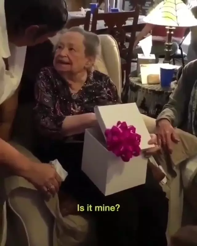 狗狗裝盒中作為阿婆生日禮物,打開盒子秒變小女孩:這是給我的嗎?好溫馨!