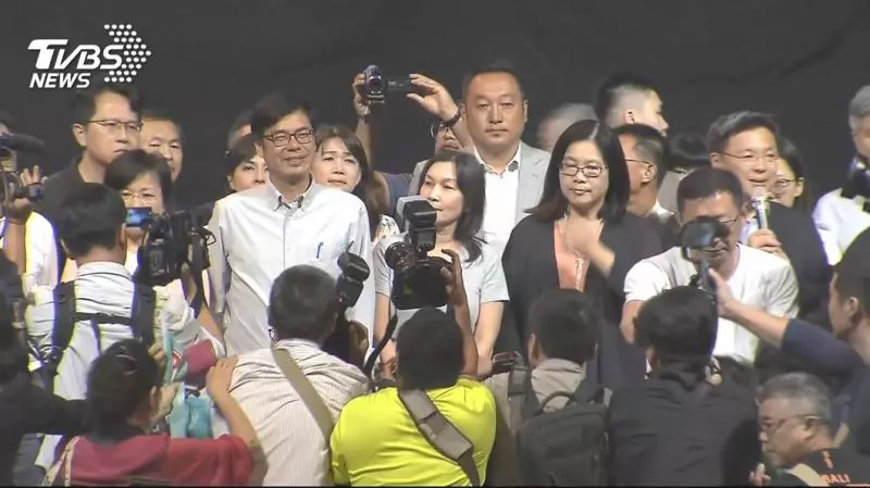 港都敗選!立委陪陳其邁上台 邱議瑩痛哭