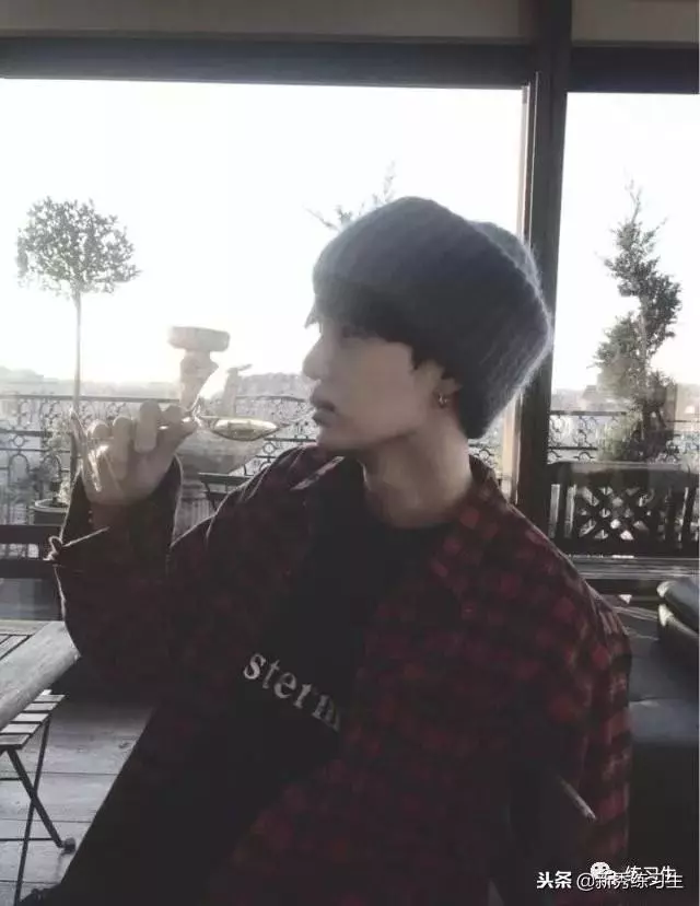 成名之前過著辛苦生活的不只是楊超越！還有身為大勢愛豆的他！