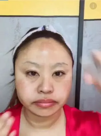 化妝術騙了多少男同胞,48歲大媽化完妝後,網友:這是一個人嗎?