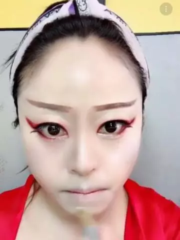 化妝術騙了多少男同胞,48歲大媽化完妝後,網友:這是一個人嗎?