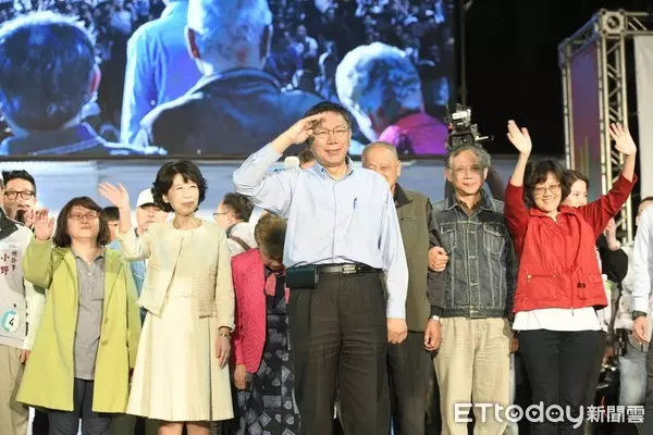 柯文哲纏鬥到清晨「阿北回來了」宣布當選 現場發表「嚴肅感言」網友笑:真的沒人性