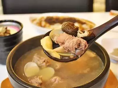 太好喝了!原來要這樣「燉雞湯」才對,只要簡單三招,六星級美味雞湯讓你立刻端上桌
